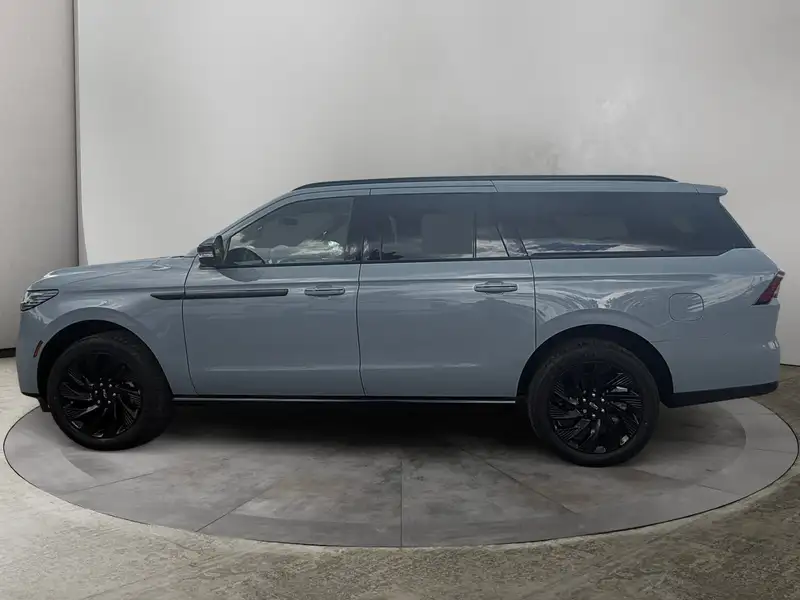 2027 Lincoln Navigator Reserve 4X4, γκρι, 8 km, εισαγωγή Καναδάς — φωτο 2 z 12
