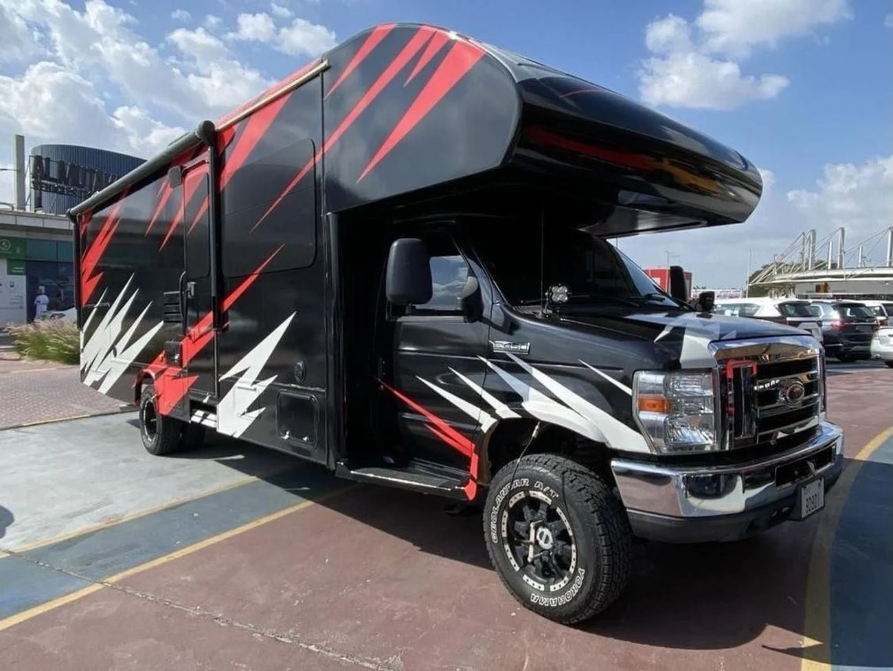2016 Ford E 450, μαύρο, 17.000 km, εισαγωγή ΗΑΕ — φωτο 1