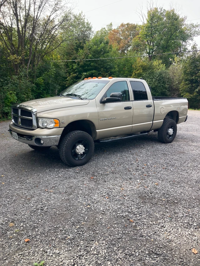 2003 Dodge Ram3500, tan, 268.200 km, εισαγωγή Καναδάς — φωτο 1