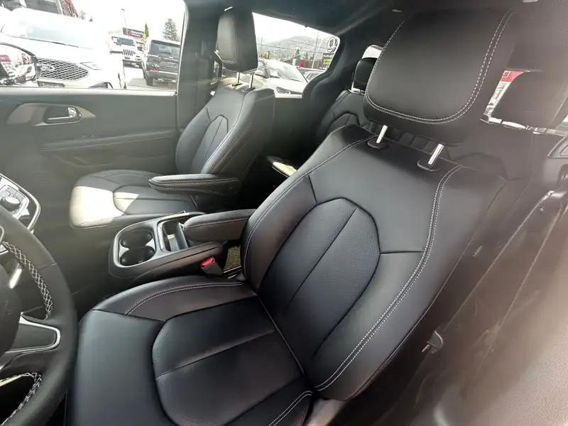 2027 Chrysler Pacifica Select AWD, μαύρο, 0 km, εισαγωγή Καναδάς — φωτο 8 z 12