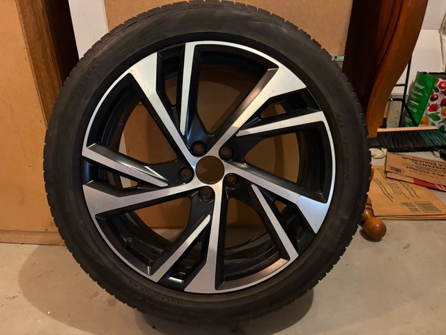 Volvo XC40 Pirelli Tires + OE Rims — $1,200, εισαγωγή Καναδάς — φωτο 1