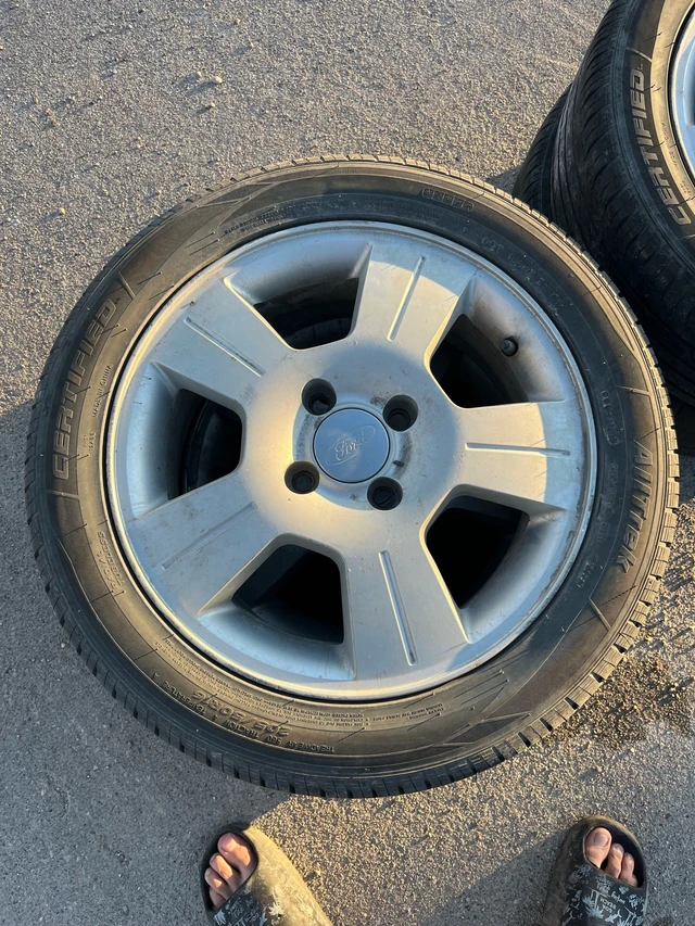 Ford Focus Original Rims with 205 50 R16 Tires, εισαγωγή Καναδάς — φωτο 1