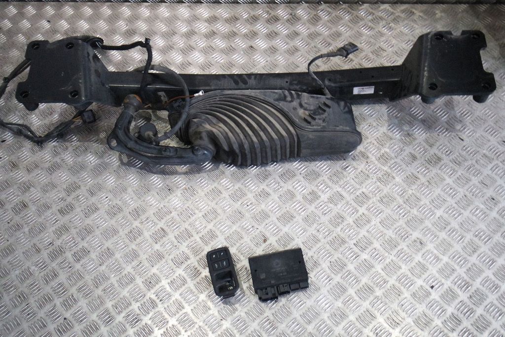 Lamborghini Urus Tow bar 4ML803881, Σε απόθεμα στην ΕΕ — φωτο 1