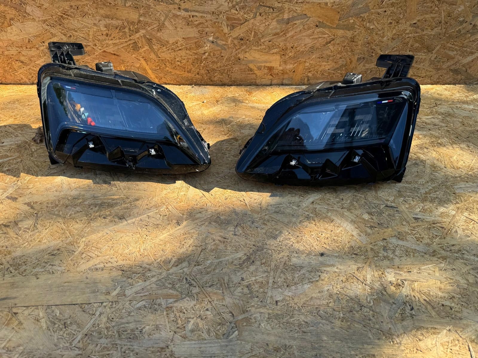 Renault V 5 komplet Lamp světlomety přední LED komplet levý i pravý originál Eu, Σε απόθεμα στην ΕΕ — φωτο 1