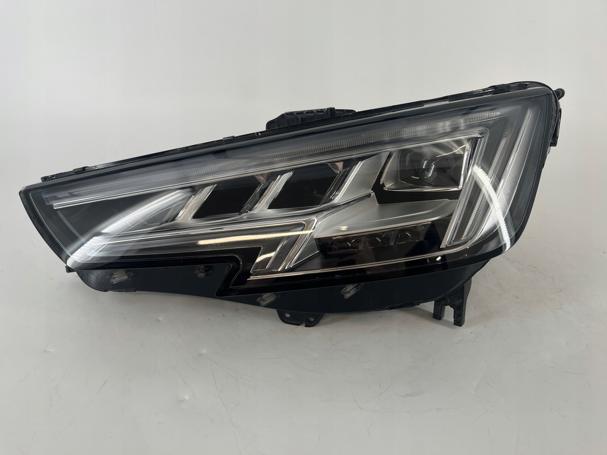 Audi A4 B9 světlomet Full Led MATRIX levá přední 8W0941035, Σε απόθεμα στην ΕΕ — φωτο 1