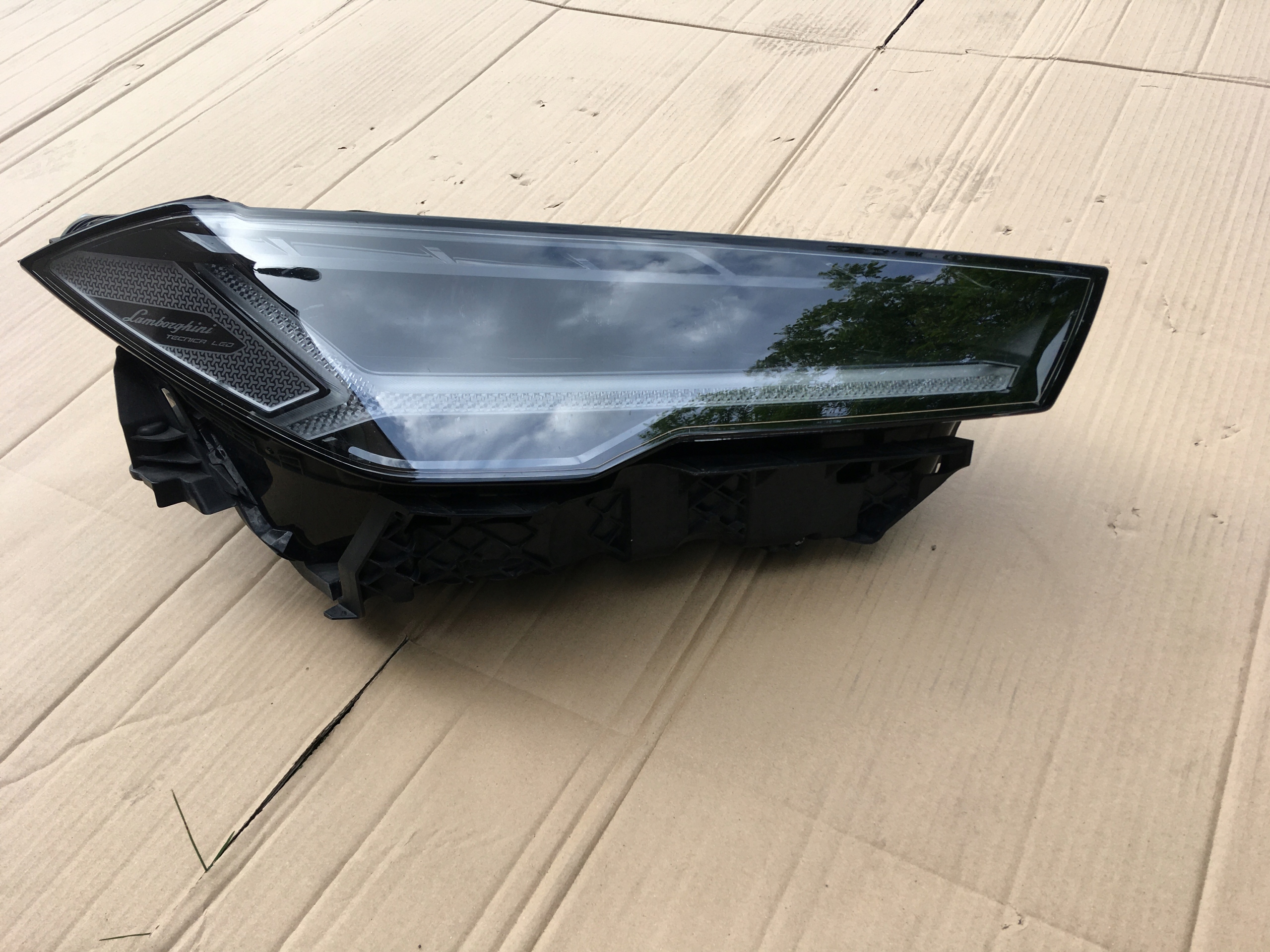 Světlomet — Lamborghini Urus, Σε απόθεμα στην ΕΕ — φωτο 1