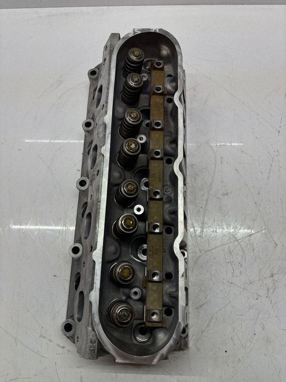 Cadillac Escalade Engine head, Σε απόθεμα στην ΕΕ — φωτο 1