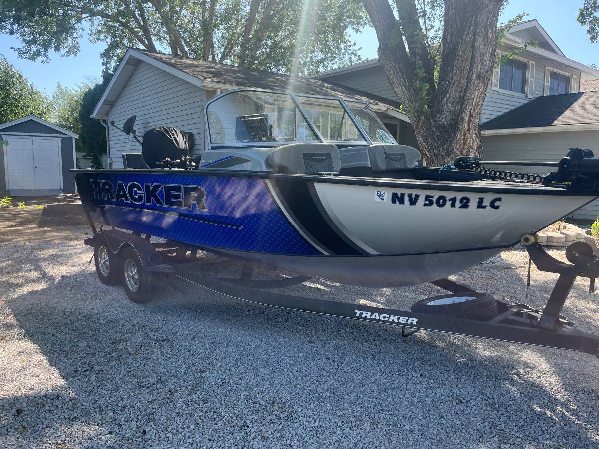 2019 Tracker, εισαγωγή ΗΠΑ — φωτο 1