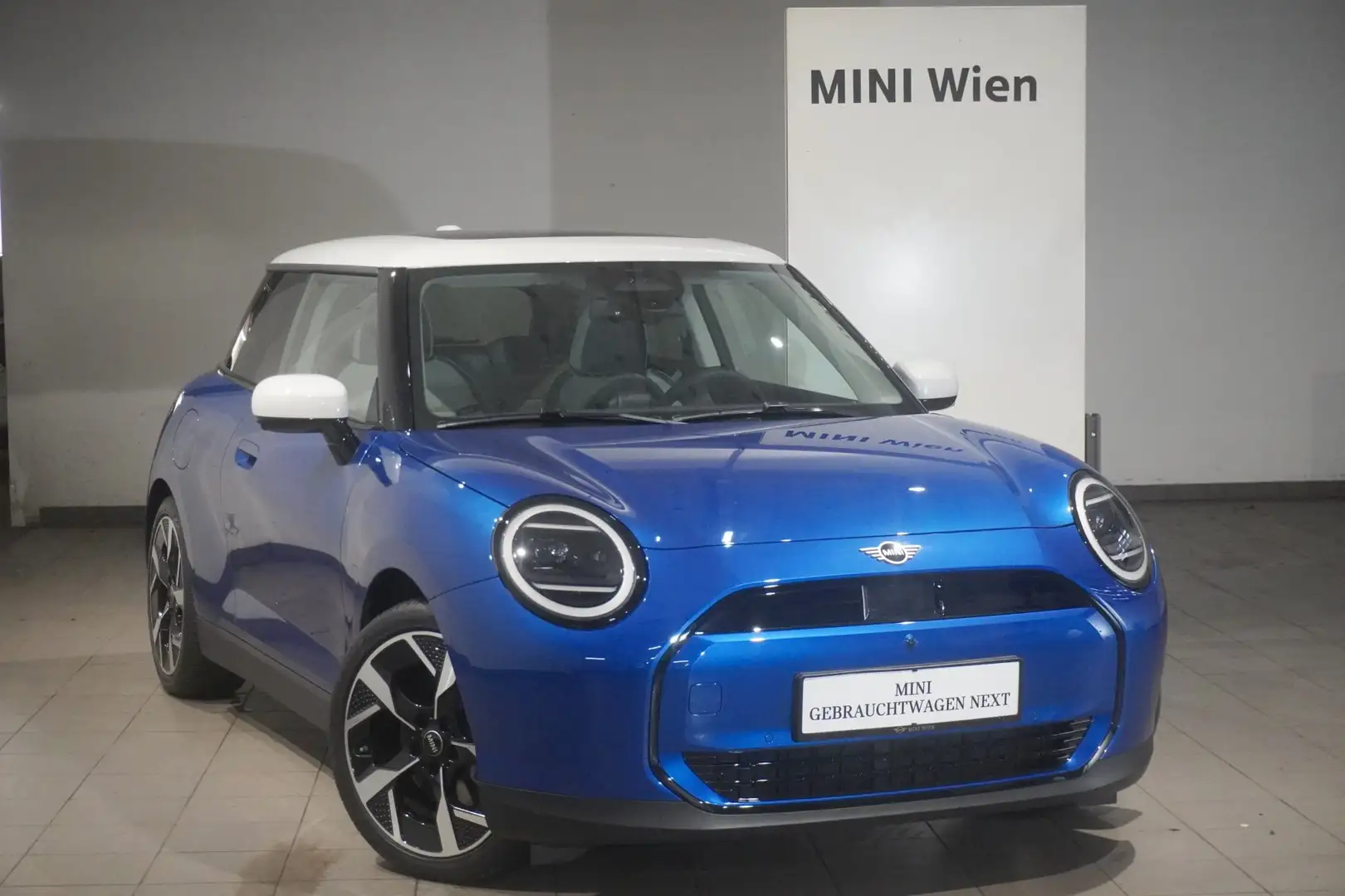 2026 MINI Cooper E, 9.900 km, Rakousko — φωτο 1