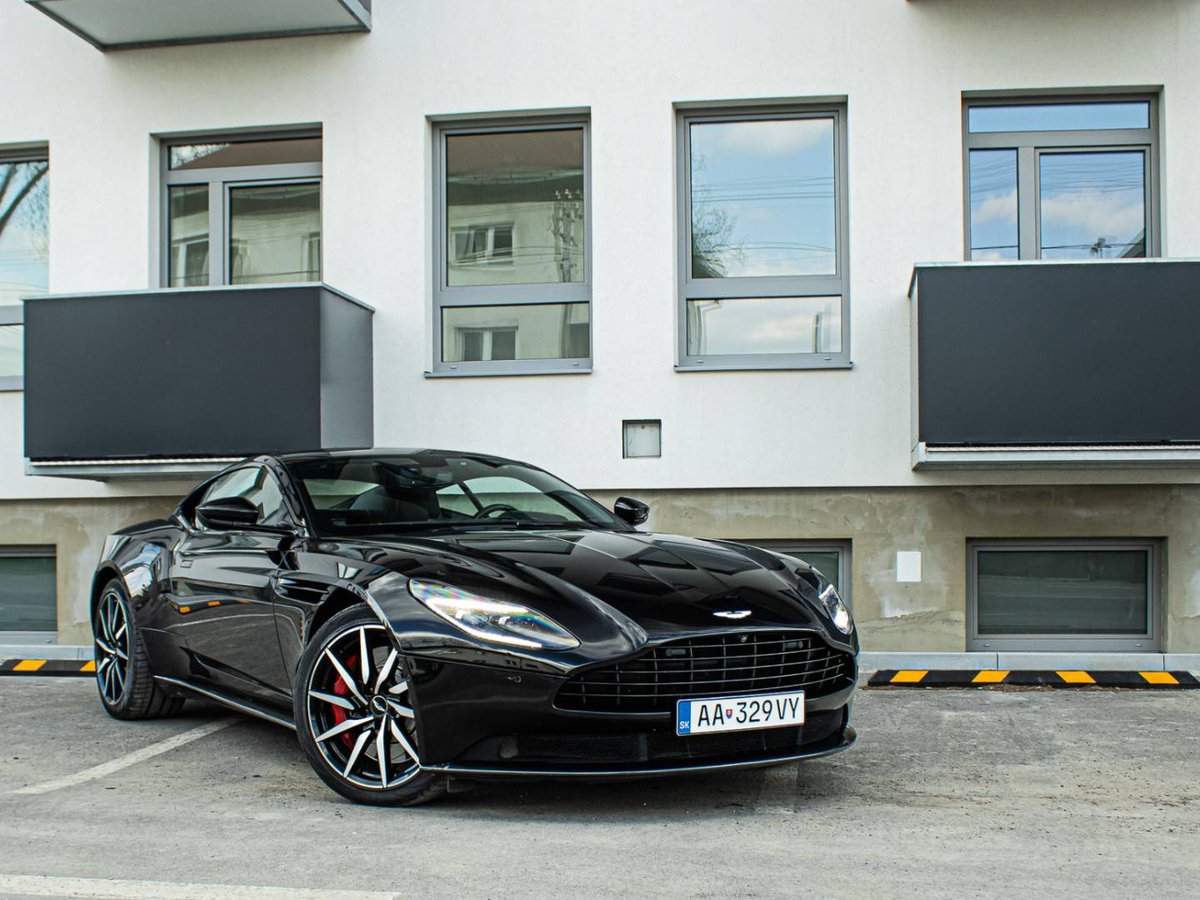 2017 Aston Martin DB, 113.160 km, Σλοβακία — φωτο 1